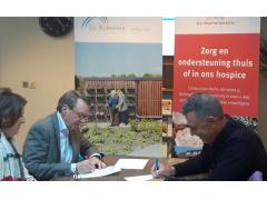 Wim Rongen, directeur zorg van De Rijnhoven ondertekent de samenwerkingsovereenkomst met Jos Borghols (voorzitter) en Mirjam Bijlenga (directeur) van De Mantelmeeuw. De thuiszorgvrijwilligers van De Mantelmeeuw kunnen nu verder uitvliegen 